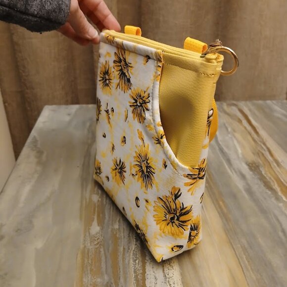 New Travel Sling Crossbody Yellow White Pebbled faux leather & Daisy fabric Gold - Picture 6 of 15